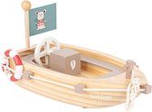 Houten speelgoedboot met touw, levensboei, stuurwiel en een vlag met muis.