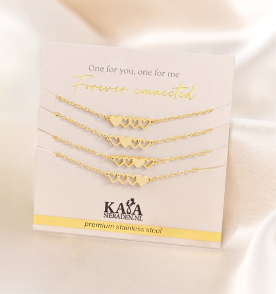 Set van vier gouden armbandjes met elk vier hartjes, op een kaart met de tekst 'One for you, one for me Forever connected'.
