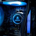 Close-up van de computeronderdelen met een AZZA waterkoeler, blauw verlichte RAM modules ('FURY') en een GeForce RTX kaart.