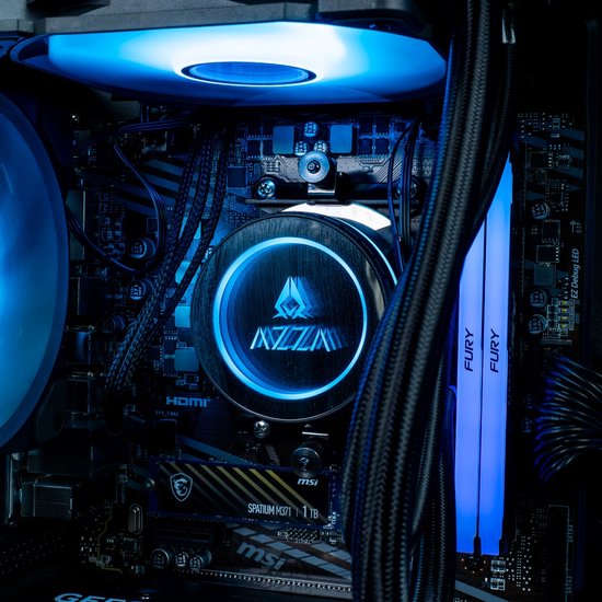 Close-up van de computeronderdelen met een AZZA waterkoeler, blauw verlichte RAM modules ('FURY') en een GeForce RTX kaart.