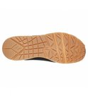 Zool van een zwarte sneaker met bruine, gripvaste rubberen onderkant.