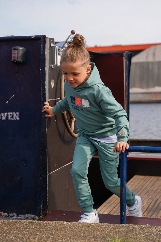 Jongen met een lichte coupe draagt een lichtgroene joggingbroek en hoodie van TYGO & VITO.