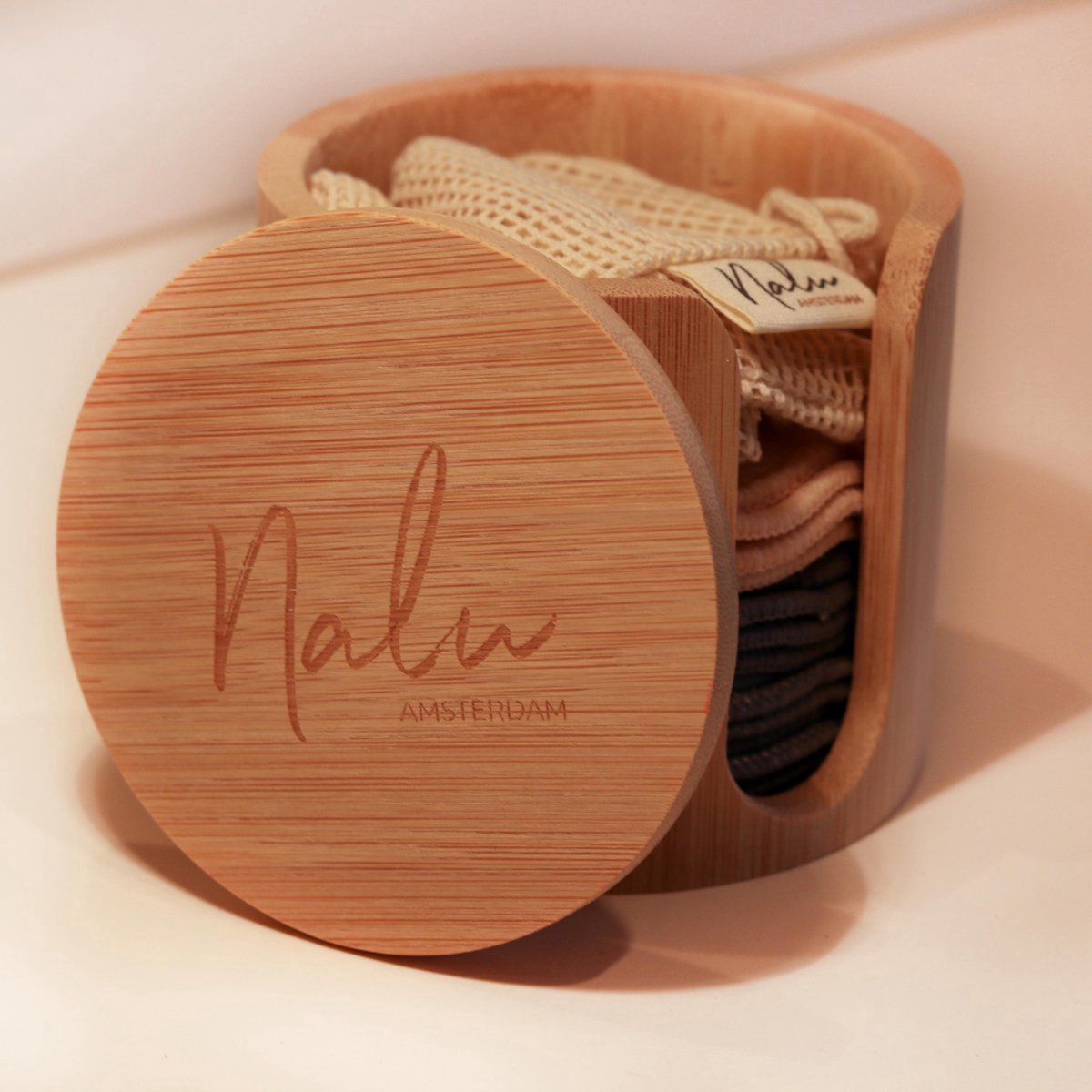 Nalu™ Bamboe Houder + 16 Wattenschijfjes + Waszakje - 12 Bamboe Pads - 4 Scrub Pads - wattenschijfjes - Inclusief Bamboehouder en Waszakje - make up pads - make up spons - reuseable - Wasbare Wattenschijfjes Makeup Pads Zero Waste