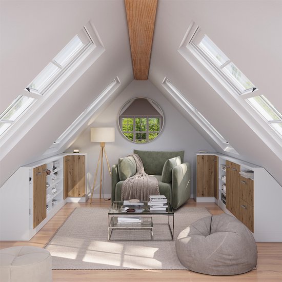 Licht interieur van een zolderkamer met witte kasten met houten deuren, een groene fauteuil en een salontafel.