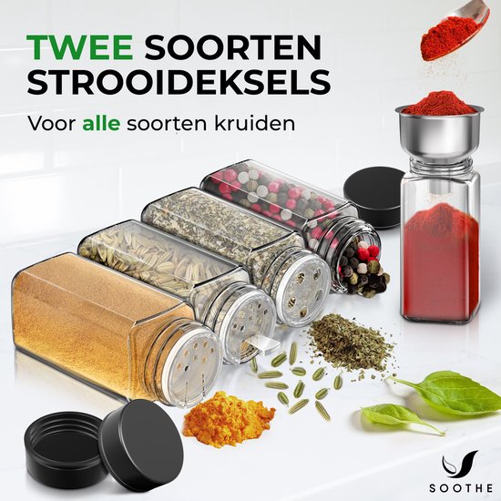 Deux types de couvercles saupoudreurs sont présentés avec quatre bocaux à épices en verre remplis de diverses herbes et épices, y compris des grains de poivre et de la poudre de curcuma.