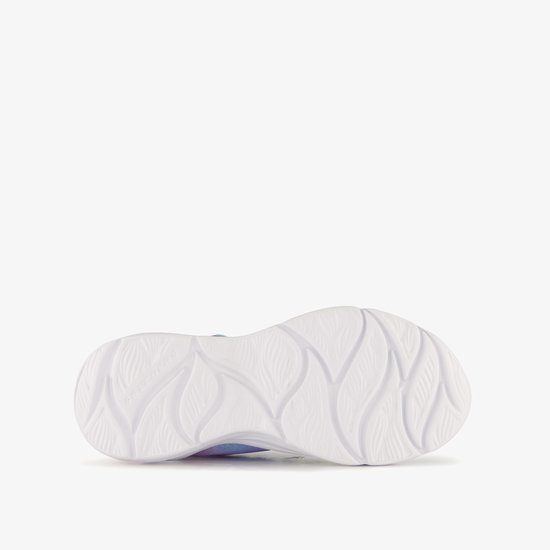 Onderkant van een witte Skechers sneakerzool met een golvend patroon in pastelkleuren.