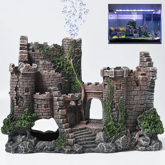 Gedetailleerd grijs kasteelornament met groene begroeiing en stenen textuur, geïsoleerd op witte achtergrond.