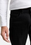 Detail van de zakken van een zwarte jeans, gedragen door een man.