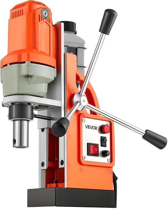 Oranje en grijze magnetische boormachine, zijaanzicht op witte achtergrond.