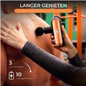 Koperkleurige massagegun met bliksemschichtlogo op de rug van een man. Geeft 10 uur massage na 3 uur opladen.