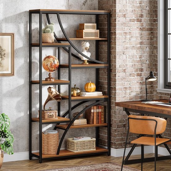 Bruine en zwarte boekenkast met decoraties, waaronder een cactus, wereldbol, grammofoon en pompoen.
