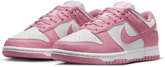 Twee roze en witte Nike Dunk Low sneakers op witte achtergrond.