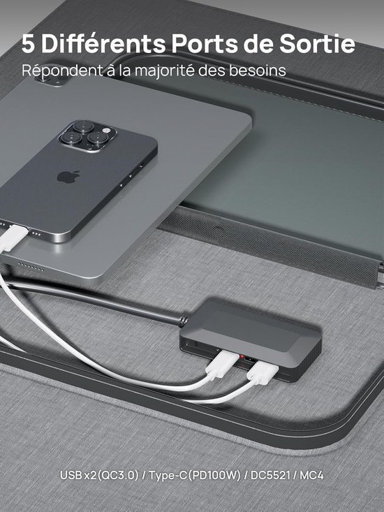 Grijze hub met twee witte USB-kabels aangesloten op een grijze telefoon en tablet.