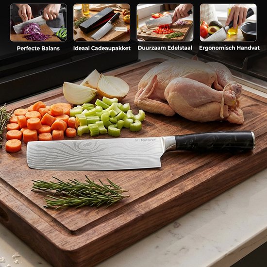Couteau de chef à motif damassé avec manche noir sur une planche à découper en bois avec des légumes coupés, un poulet cru et du romarin. Quatre petites images en haut.