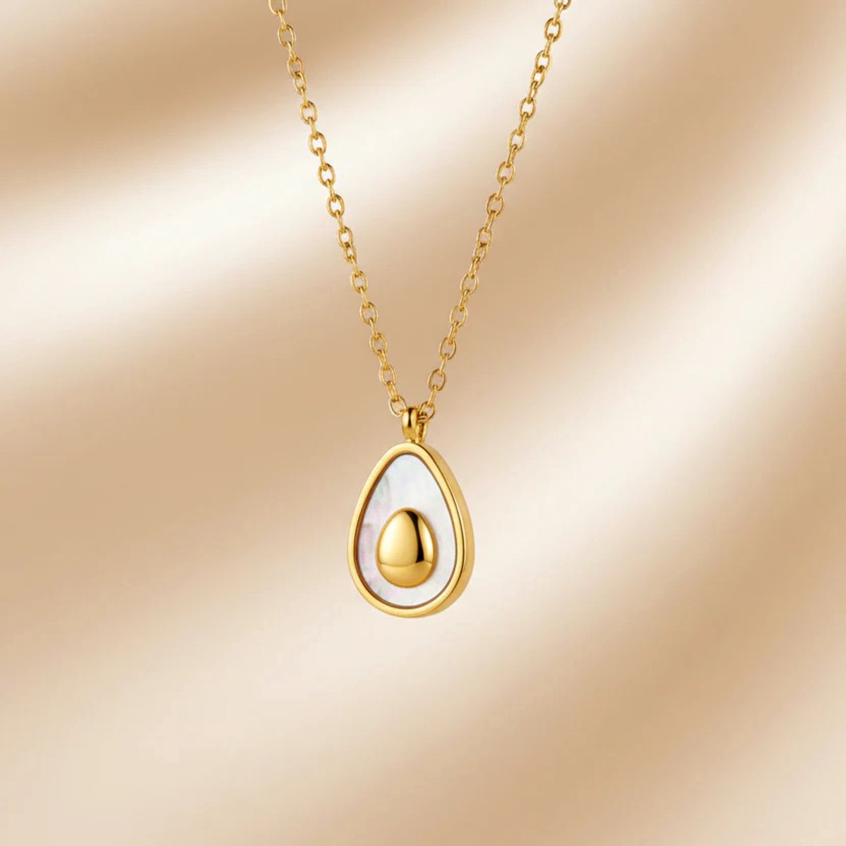 Ketting goudkleurig – Avocado parelmoer bedel – Stainless steel dames ketting – SK Sieraden