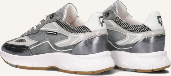 Zilverkleurige lage sneaker met veters, mesh, glitter en metallic details. De achterkant van de sneaker heeft een witte detail met het 'F' logo.
