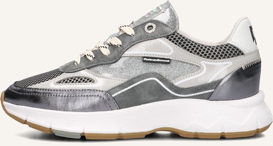 Zilverkleurige lage sneaker met veters, mesh, glitter en metallic details. De sneaker heeft een witte zool en bruine loopzool.