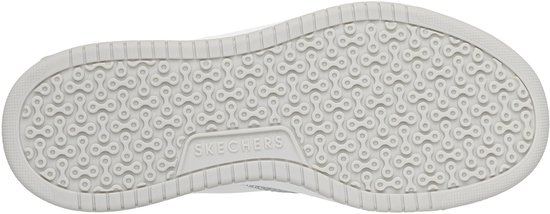 Onderkant van een witte Skechers sneaker met een grijze rubberen zool en een kettingpatroon.