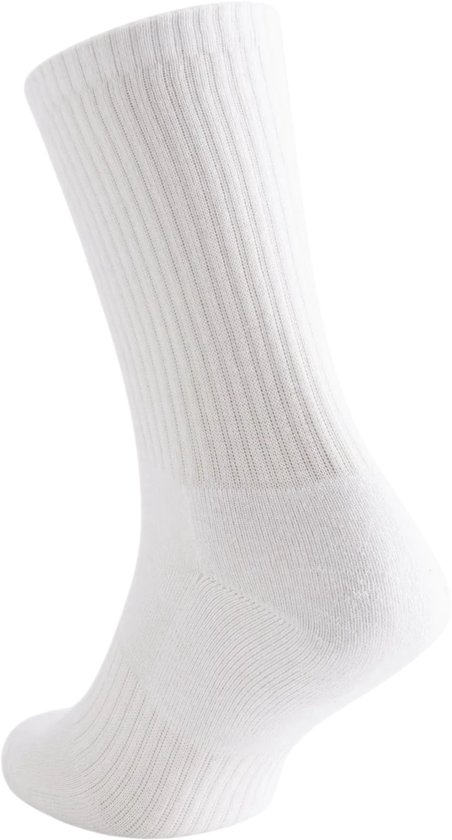 Chaussette blanche sur fond blanc, avec motif côtelé.