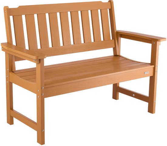Houten tuinbank met rugleuning en armleuningen, gefotografeerd op een witte achtergrond.