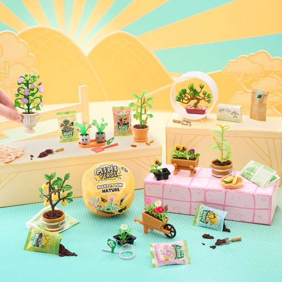Miniatuur tuin scène met verschillende plantjes in potjes, een kruiwagen, gieter en zakjes potgrond.