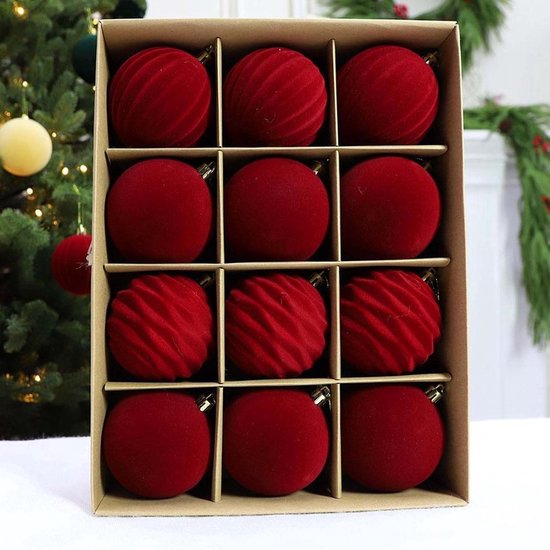 Doos met 12 ronde, rode kerstballen van fluweel, in twee verschillende ribbelpatronen.