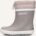 Beige Bergstein regenlaars met witte zool, gesmokte schacht met trekkoord en reflecterend detail.