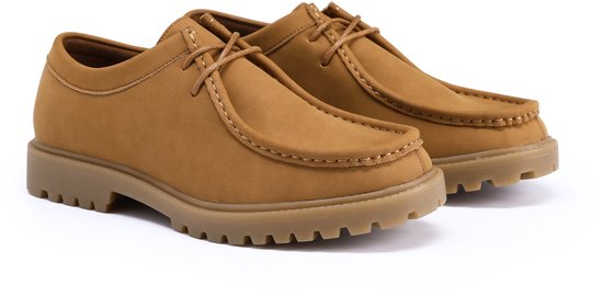 Een paar bruine suède lage schoenen met veters en een dikke zool.