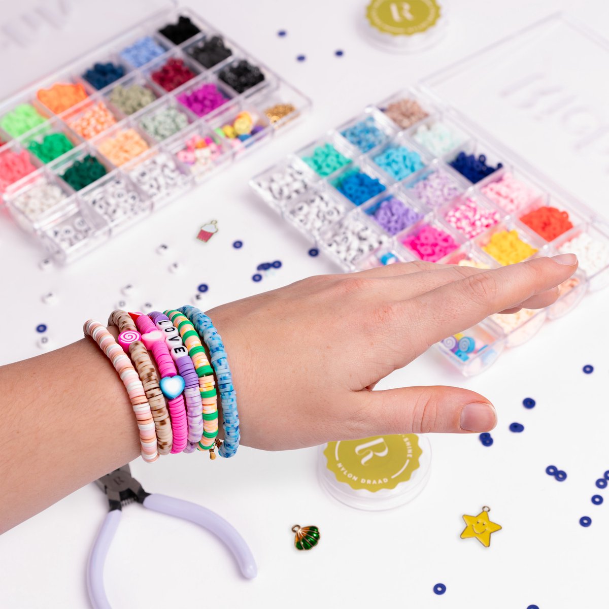 Richly® Katsuki Duo Kralen set - Armbandjes maken meisjes - gratis E-BOOK - Complete set & Premium Verpakking - 4500+ kralen - 8 Bedels & Gouden RVS-accessoires - Sieraden maken volwassenen - Letterkralen - Kralen ketting - Knutselen meisjes — afbeelding 2