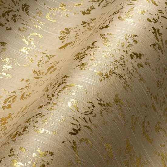 Crème textiel behang met glanzende gouden barok-achtige patronen en textuur.