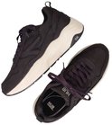 Donkerbruine HUB sneakers met crème zolen, veters en kenmerkend logo.