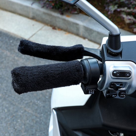 Zwarte, pluche hoezen om een scooter stuur en remhendel, met knoppen op stuur.