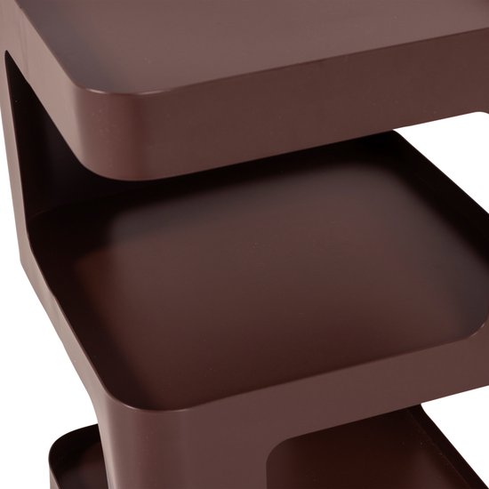 Detail van de bruine metalen bijzettafel, focus op de open vakken.
