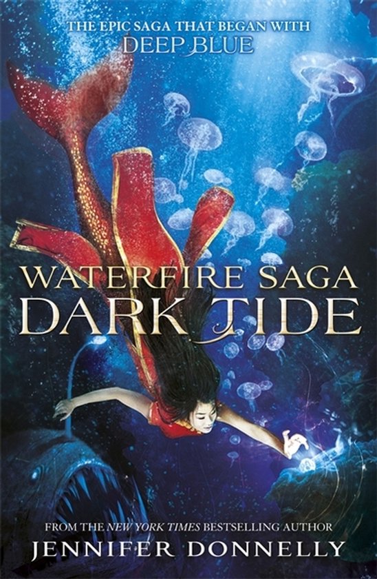 Boekomslag: Een vrouw met een rode vissenstaart zwemt in de diepte, omringd door kwallen en zeewier. "Waterfire Saga Dark Tide" staat in grote letters.