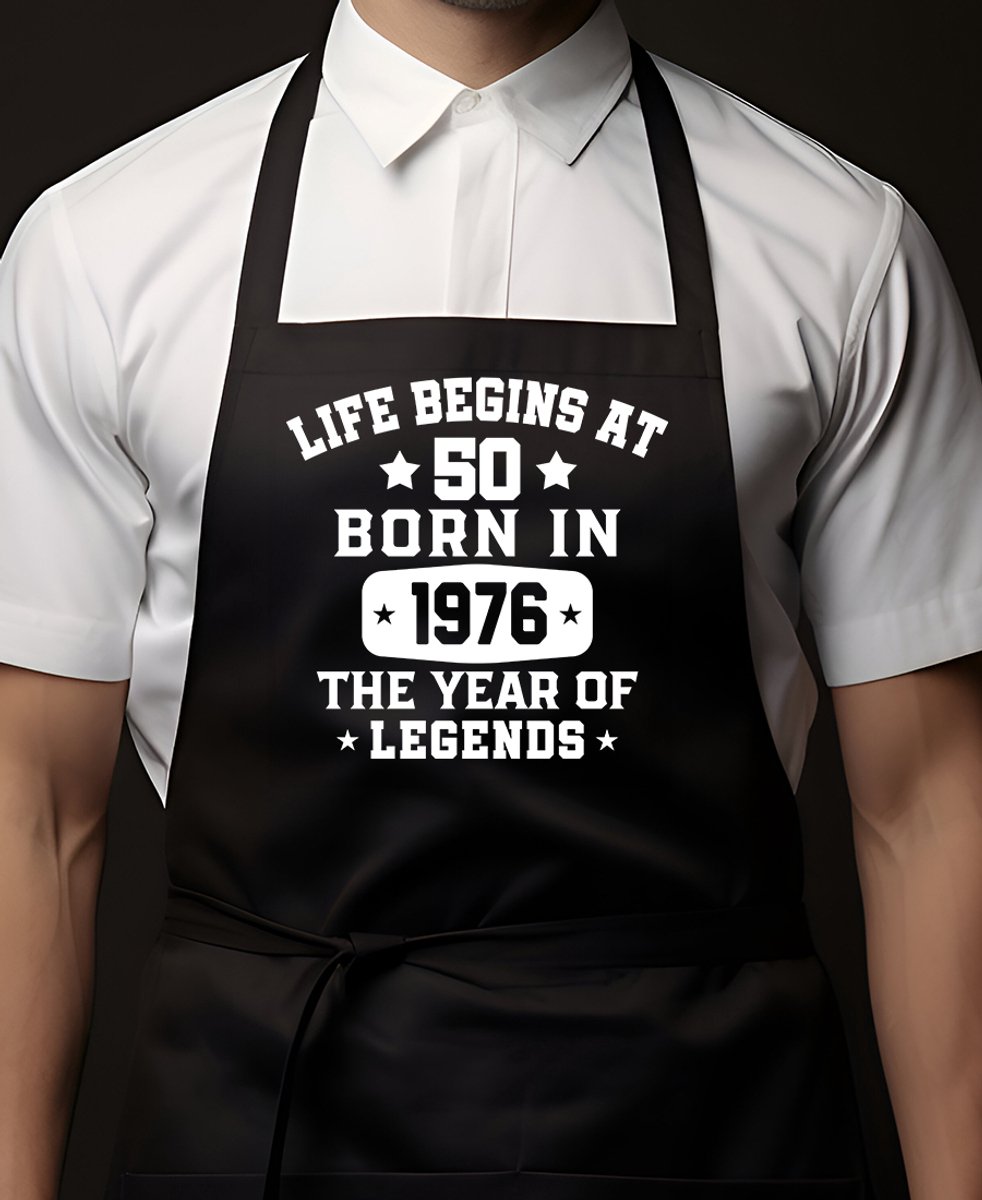 Keukenschort Zwart | 65x90cm | LIFE BEGINS AT 50 | 100% katoen | Schort / Keukenschorten | Verjaardags cadeau | BBQ - 50 Jaar - Abraham - Sarah - Met tekst