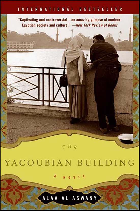 Boekomslag van 'The Yacoubian Building', een roman van Alaa Al Aswany. Twee mensen staan bij een reling met uitzicht op water.