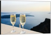Dibond –Twee Glazen Champagne aan het Water– 120x80 Foto op Aluminium (Met Ophang)