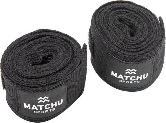 Twee opgerolde zwarte boksbandages van Matchu Sports met logo.