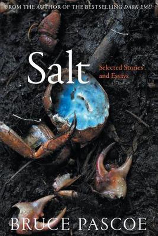 Boek "Salt" van Bruce Pascoe, met een blauwgekleurde krab in het midden, omringd door stukken krab en aarde.