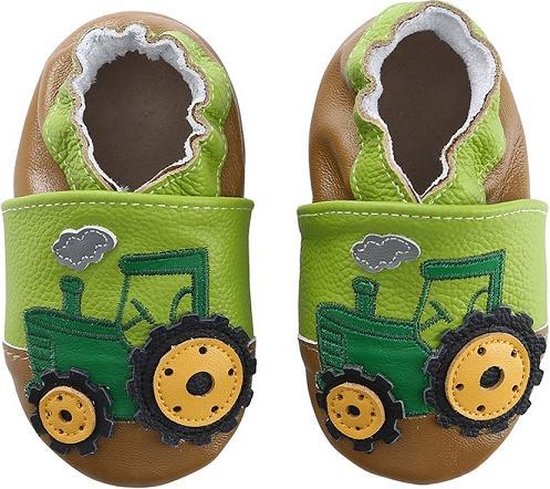 Leren babyslofjes met groene tractor applicatie, bruine zool en zilveren wolkjes.