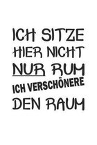 Ich sitze hier nicht nur rum, ich versch�nere den Raum: Notizbuch mit lustigem Spruch - Geschenk-Idee f�r Selbstbewusste - Karo - A5 - 120 Seiten