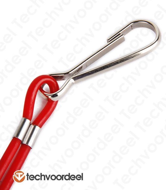 Een zilverkleurige karabijnhaak met een lus van een rood koord, op een witte achtergrond.