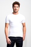Man met kort bruin haar in een wit Slater t-shirt met ronde hals en korte mouwen, gedragen met een spijkerbroek.