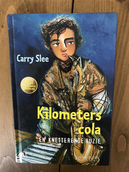 Boek "Kilometers cola en knetterende ruzie" van Carry Slee. Jongen met saxofoon op de cover.