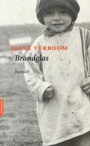 Zwart-wit omslag van het boek 'Brandglas' met een kind in een muts en jas. Tekst: Sjaak Verboom Brandglas Roman.