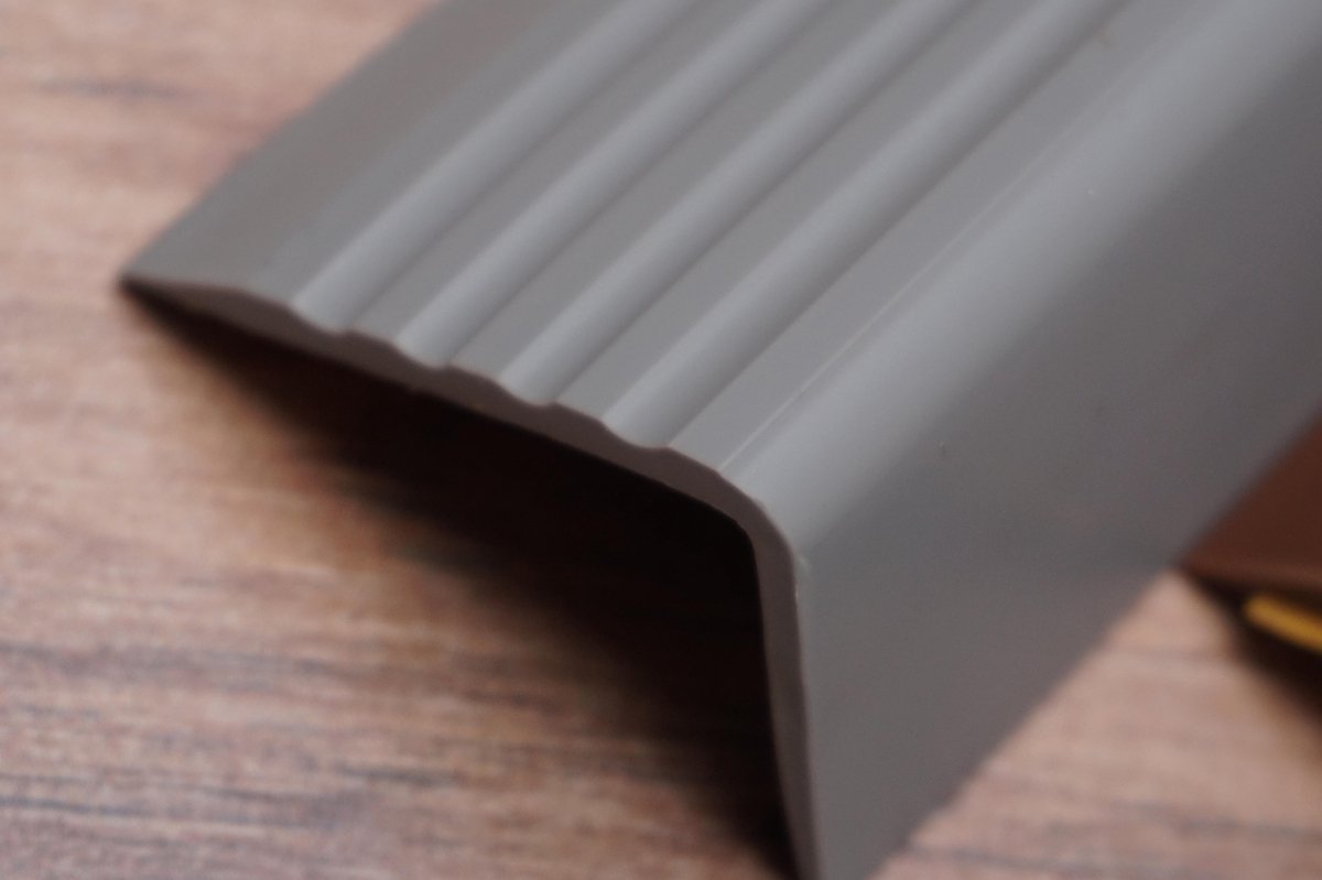 PVC -ANTISLIP TRAPPROFIEL -ZELFKLEVEND DONKERGRIJS P2ND 41X25 mm X 110 cm X (set van15 stuks )