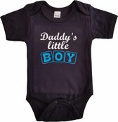 Zwarte romper met "Daddy's little boy" - maat 80 - vader, vaderdag, babyshower, zwanger, cadeautje, kraamcadeau, grappig, geschenk, baby, tekst, bodieke