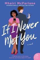 Boekcover 'If I Never Met You' van Mhairi McFarlane. Een vrouw in roze shirt en paarse rok staat voor een man in pak. Beiden kijken op hun telefoon.