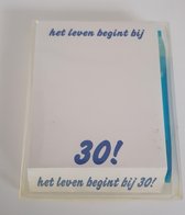 Kladblok met pen "Het leven begint bij 30!"