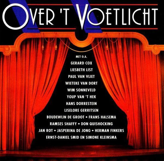 Albumcover met de titel "Over 't Voetlicht". Rode gordijnen, een podium en een lijst met namen van artiesten.